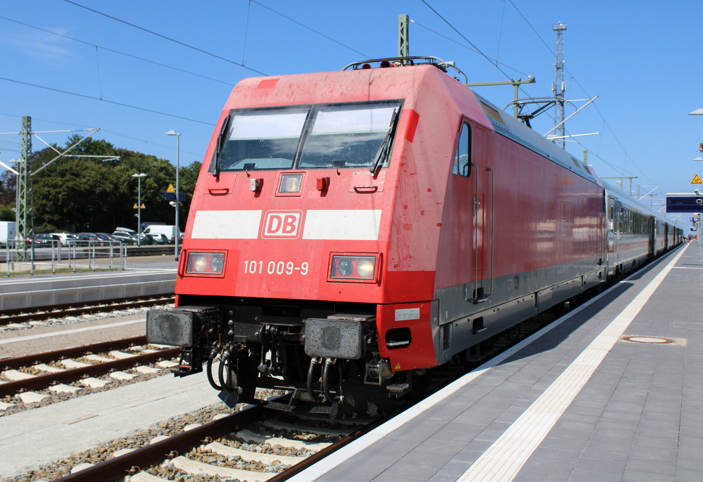 101 009-9 mit IC 2239(Warnemünde-Leipzig)kurz vor der Ausfahrt in Warnemünde.30.07.2021 