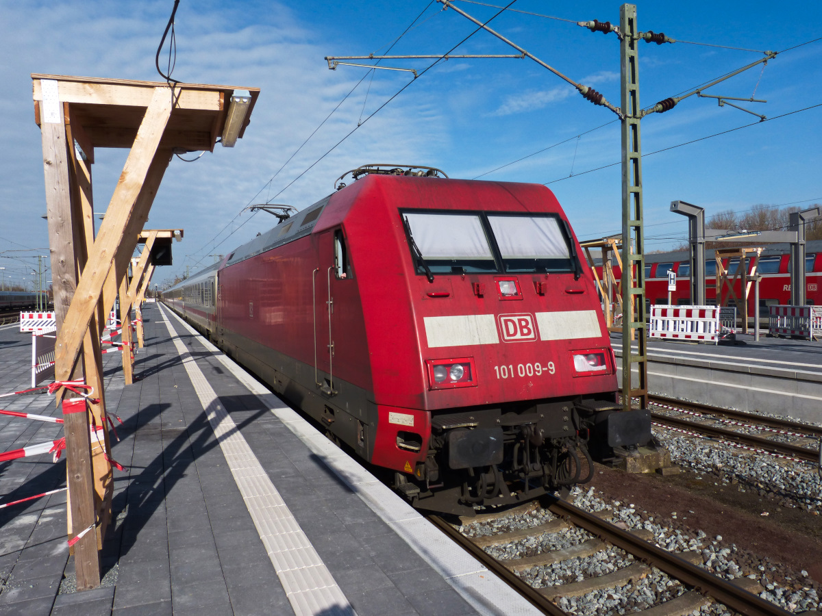 101 009-9 im sich noch im Umbau befindlichen Hauptbahnhof Emden 28.02.2015