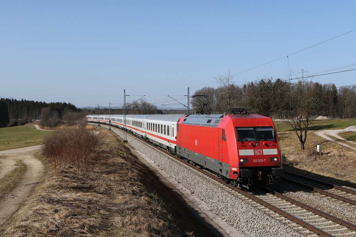 101 010 mit einem  EC  am 25. Februar 2021 bei Grabenstätt im Chiemgau.