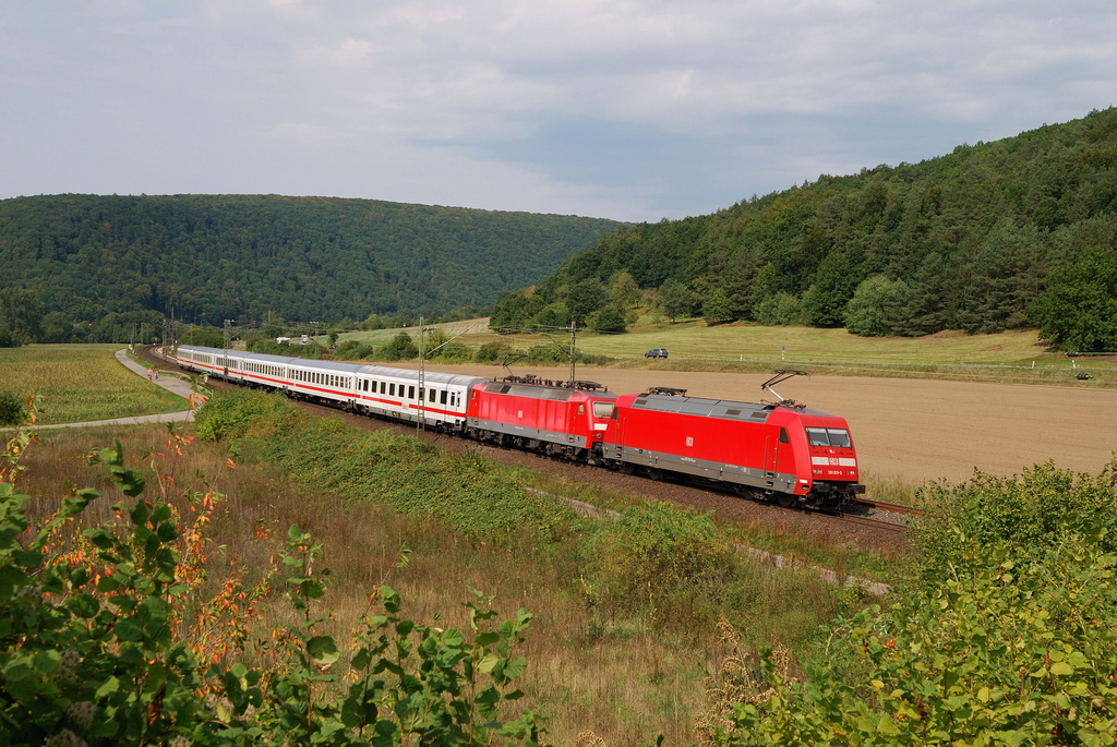 101 011 und 120 xxx mit IC 1987 bei Harrbach (07.09.2013)
