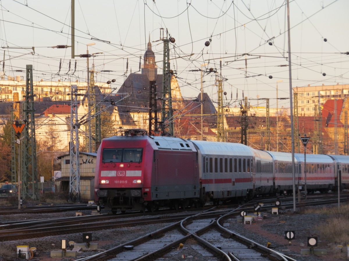 101 011 5 bei der Ausfahrt mit einem IC am 10.02.2014 im Bahnhof von Halle Saale HBF