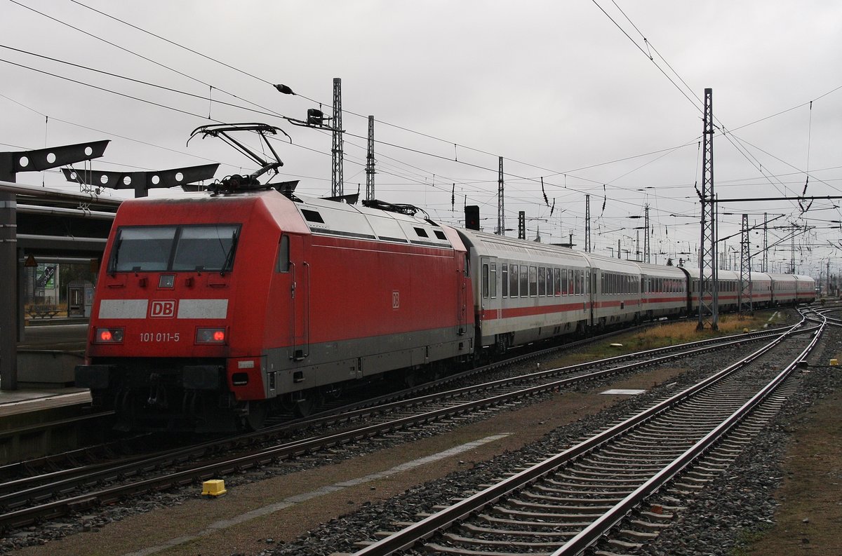 101 011-5 drückt am 11.12.2016 den IC2417 nach Köln Hauptbahnhof aus dem Rostocker Hauptbahnhof.