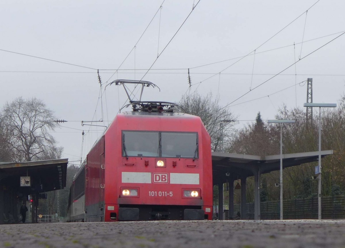 101 011-5 mit dem EC 9 (Hamburg Altona - Zürich HB) in Brühl. (23.01.2016) 
(Bild wurde von Andreas für mich bearbeitet, vielen Dank dafür)