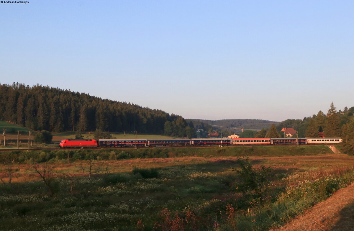 101 011-5 mit dem umgeleiteten NJ 471/IC 60471 / NJ 401/IC 60401 (Berlin Hbf/Hamburg Hbf(tief)-Zürich HB) bei St.Georgen 14.8.21