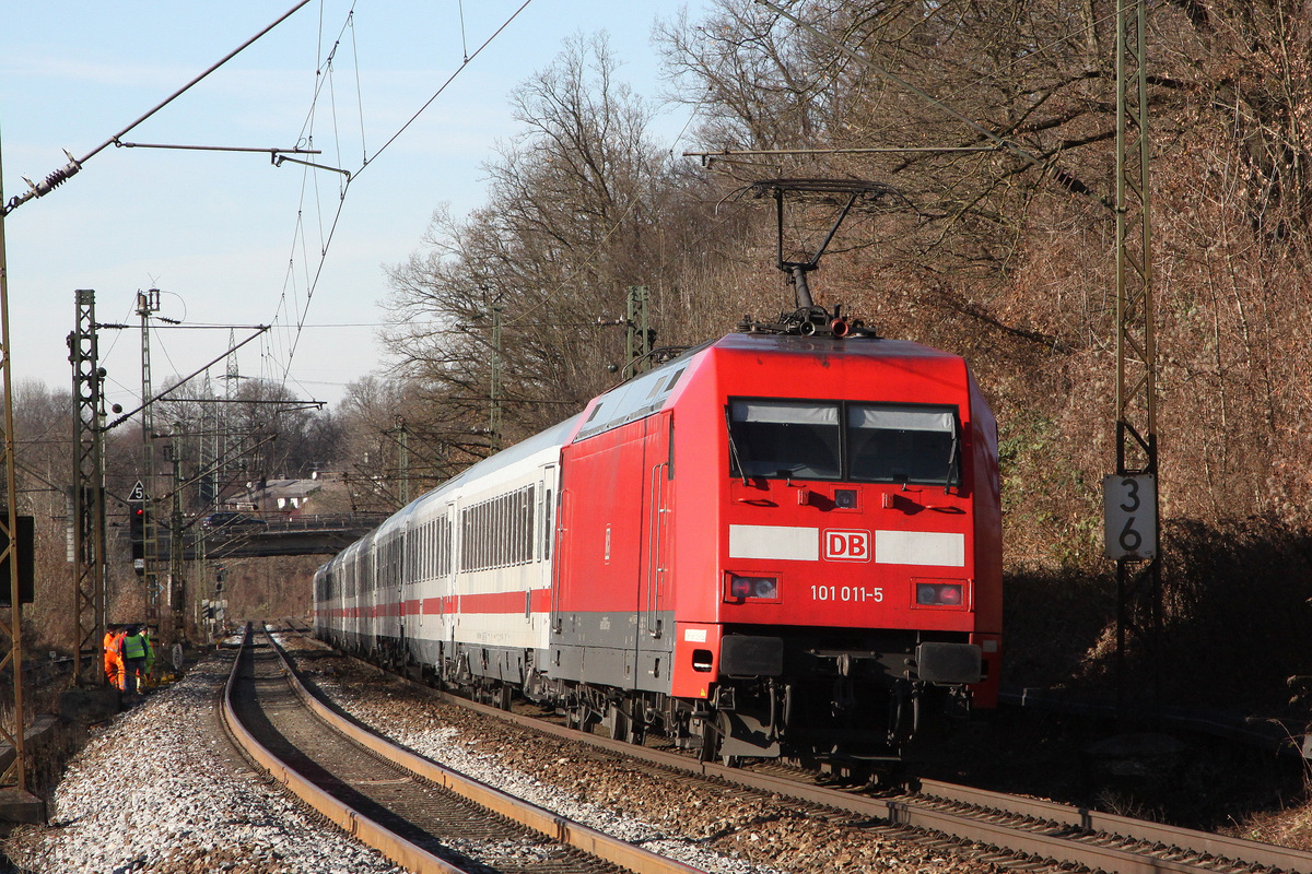 101 011 schiebt bei Landl einen EC Richtung Rosenheim - München - 24.11.2015