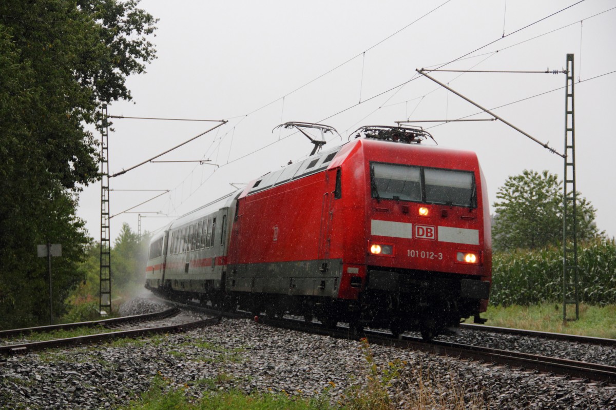 101 012-3 DB im Regen bei Redwitz am 14.08.2014.