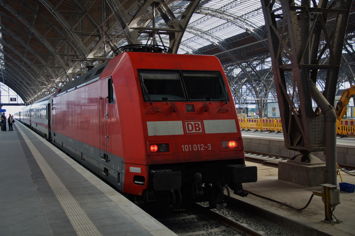 101 012-3 steht als IC 2440 nach Köln am 04.10.14 im Leipziger Hbf.