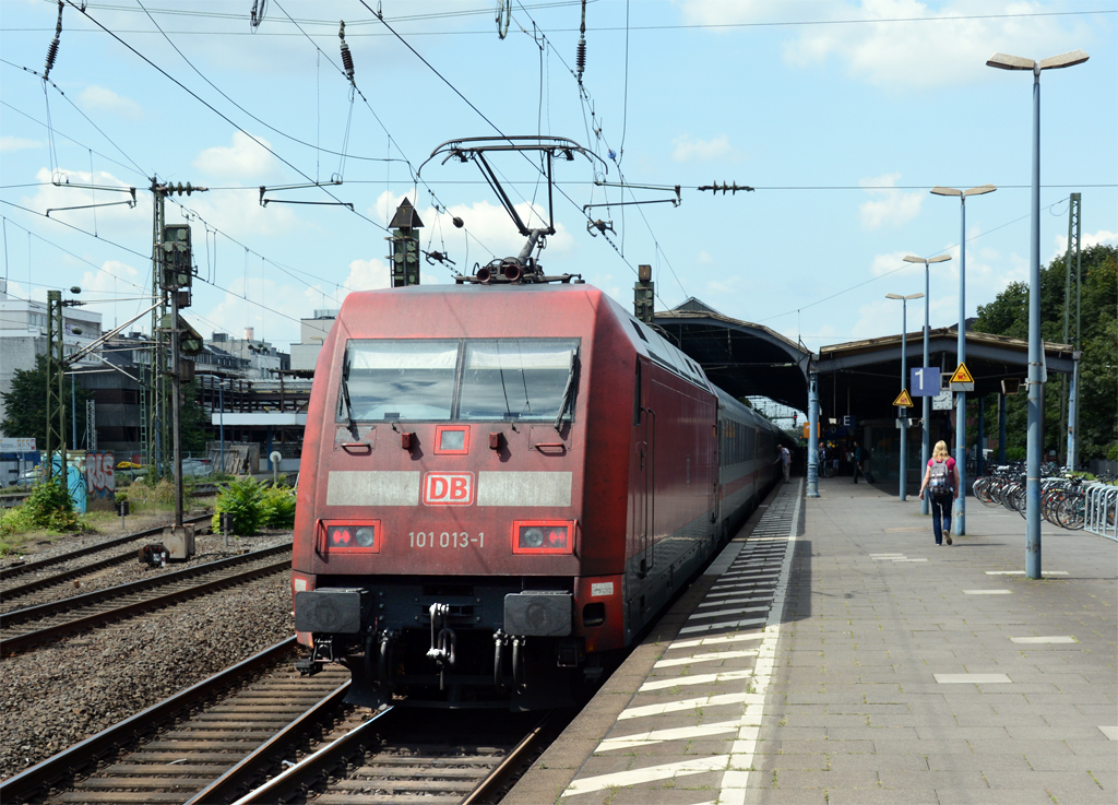101 013-1 schiebt IC 2024 (Passau - Hamburg) in den Hbf Bonn - 07.08.2014