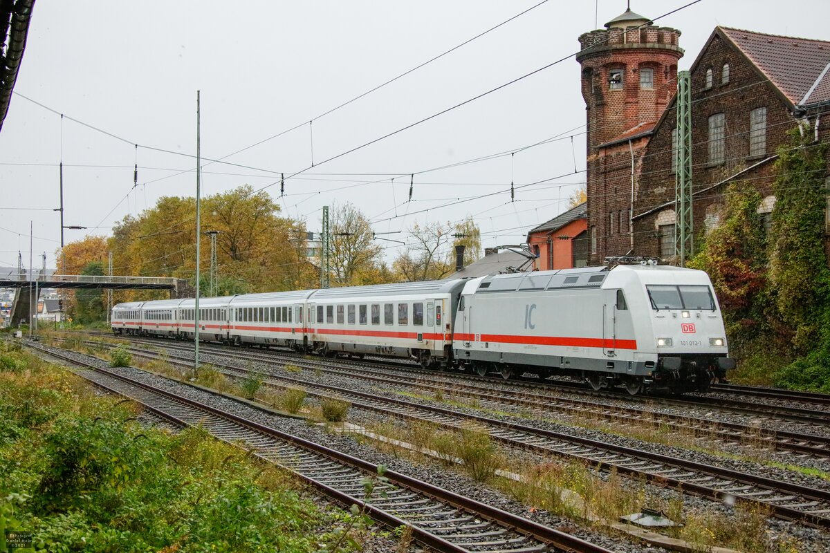 101 013 DB mit IC2155 in Wuppertal Unterbarmen, am 30.10.2021.
