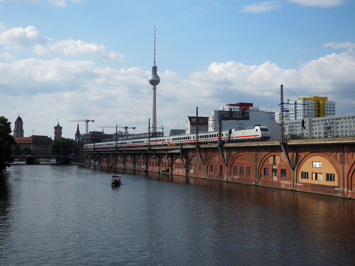 101 013  Intercity  fährt mit IC 143 dem Ziel, Berlin Ostbahnhof, entgegen. 
An dem Tag war mit der Sonne nicht wirklich zu rechnen, da hatte ich etwas Glück für die  reine IC-Garnitur .

Aufnahme von der Michaelbrücke.
Berlin, der 13.08.2022