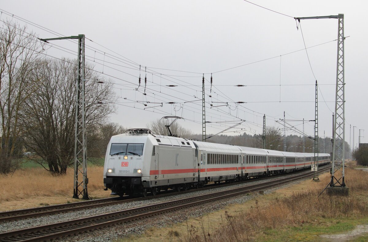 101 013 mit dem IC 2212 in Teschenhagen (25.02.2022).