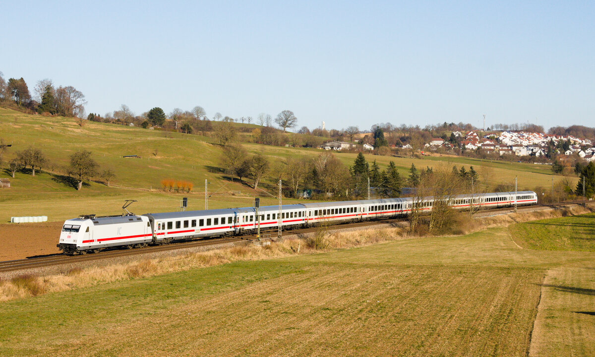 101 013 mit IC 1164 München-Karlsruhe am 08.03.2022 bei Uhingen. 