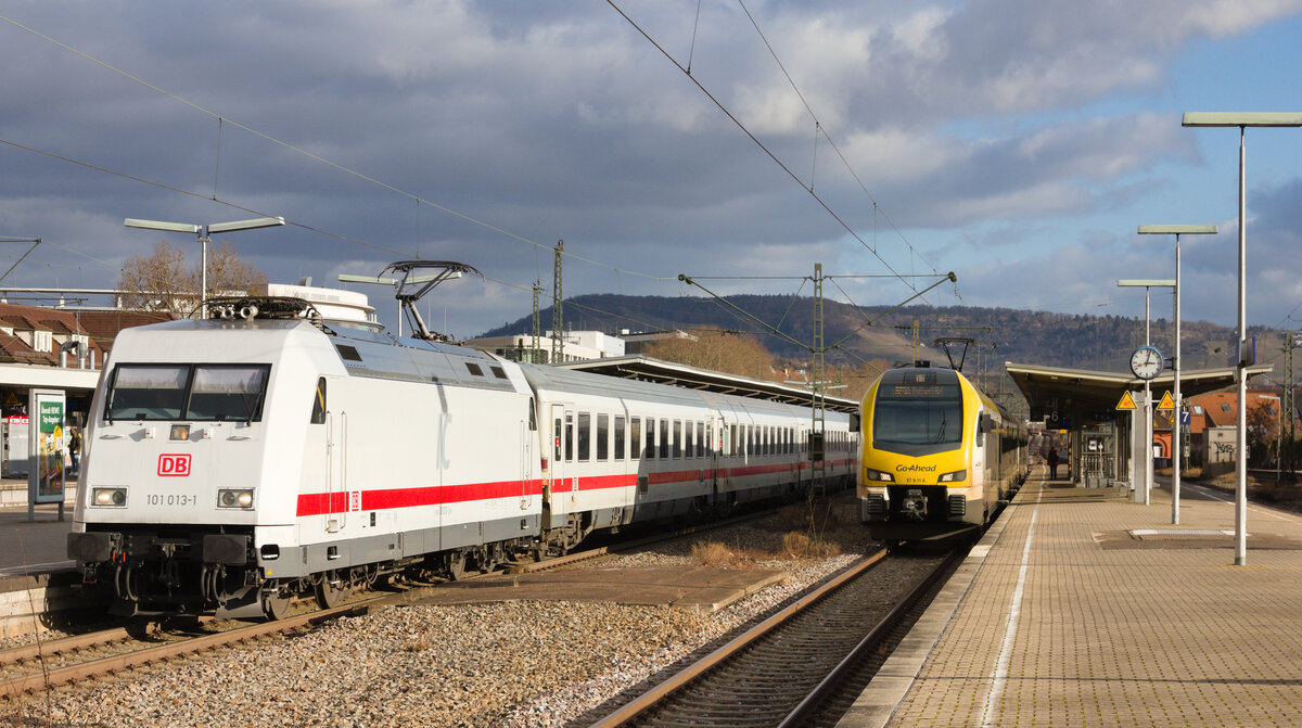101 013 mit IC 2266 München-Stuttgart am 30.01.2022 in Stuttgart Bad Cannstatt. MEX90 aus Nürnberg muss dabei die Durchfahrt abwarten. 