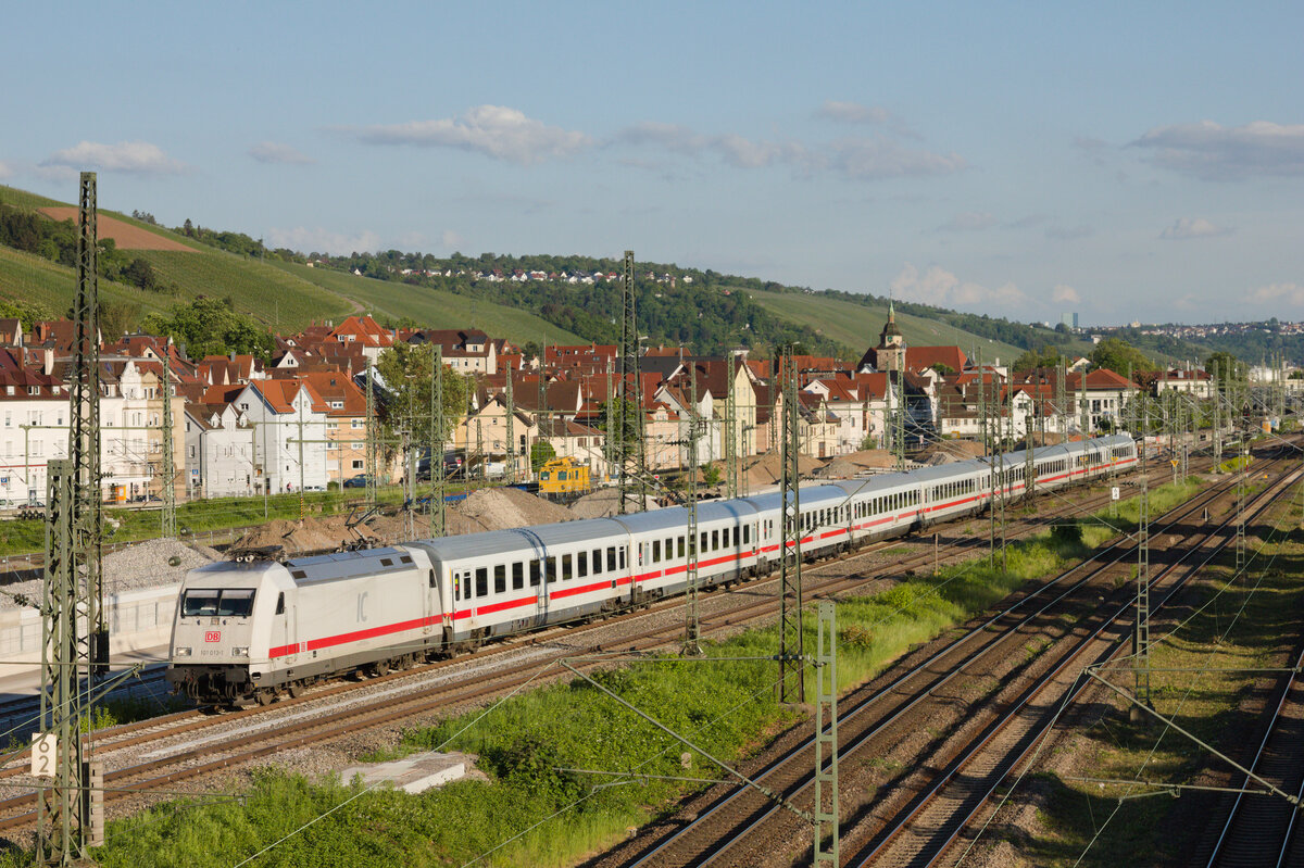 101 013 mit IC 266 München-Basel am 13.05.2022 am Eszetsteg in Stuttgart. 