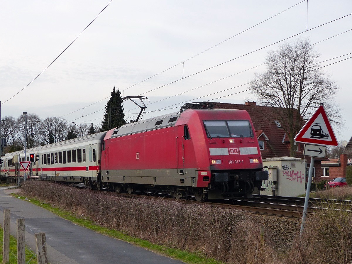 101 013 mit IC von Amsterdam nach Berlin in Rheine, 04.03.17