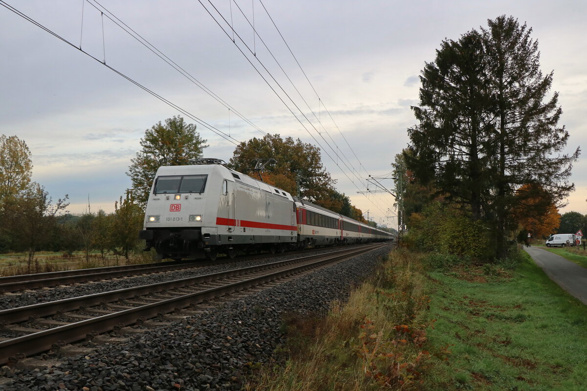 101 013 in neuer Intercity Farbgebung unterwegs mit dem SBB Eurocity aus Hamburg nach Zürich am frühen morgen des 30.10.2022 in Sythen