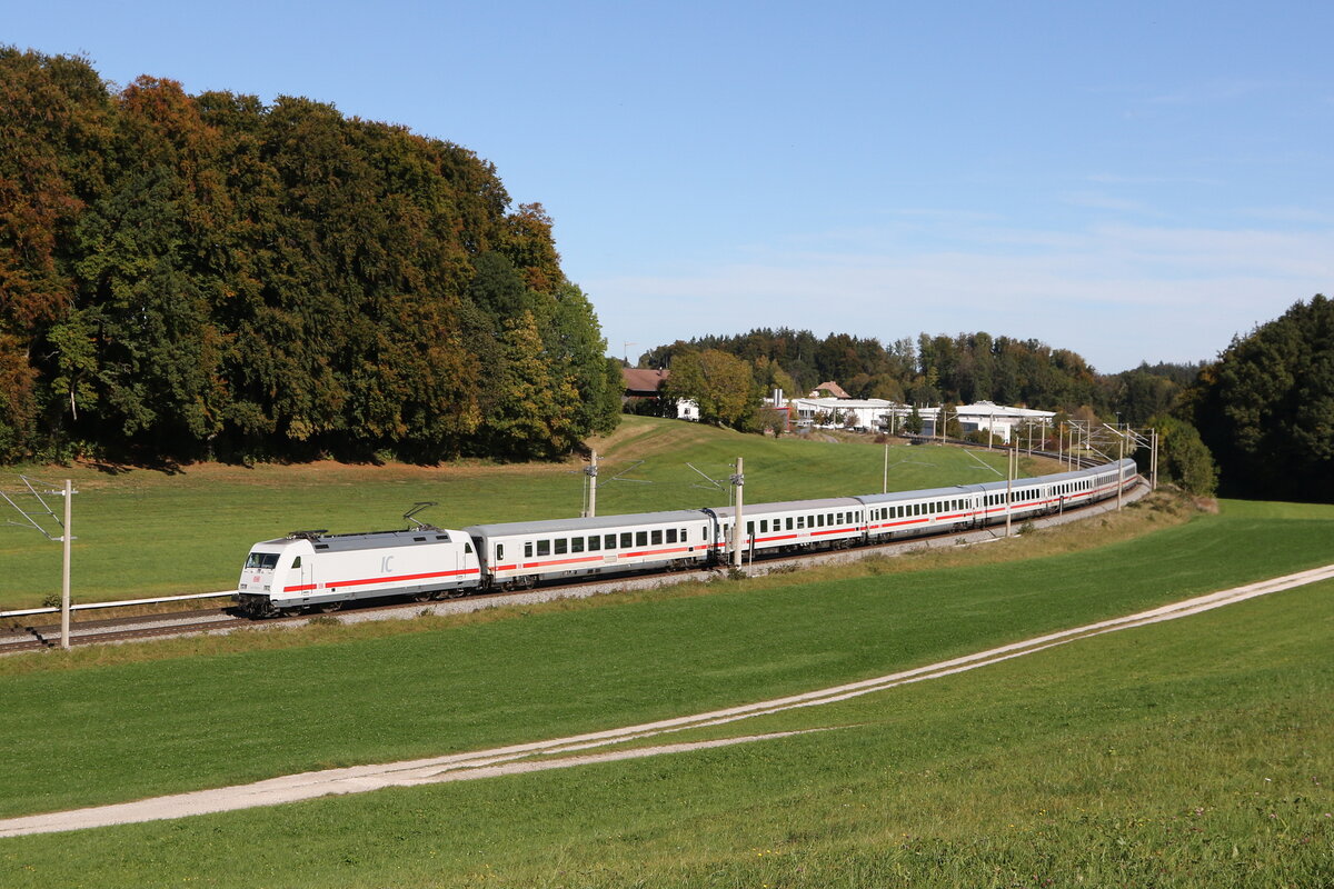 101 013 war am 21. Oktober 2023 bei Axdorf auf dem Weg nach München.
