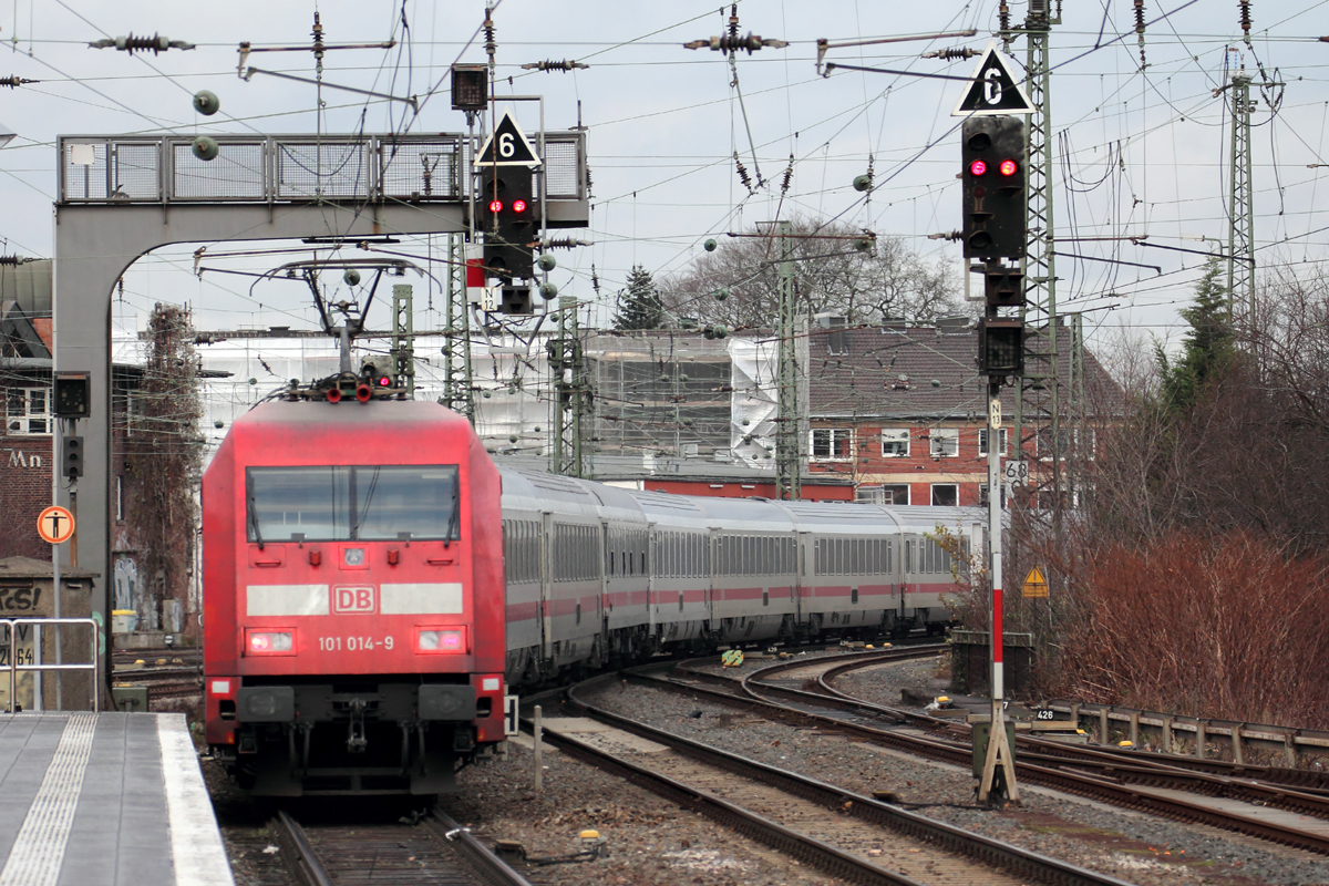 101 014-9 als Schublok hinter einem IC bei der Ausfahrt aus Münster Hbf. Richtung Norden 22.12.2013 