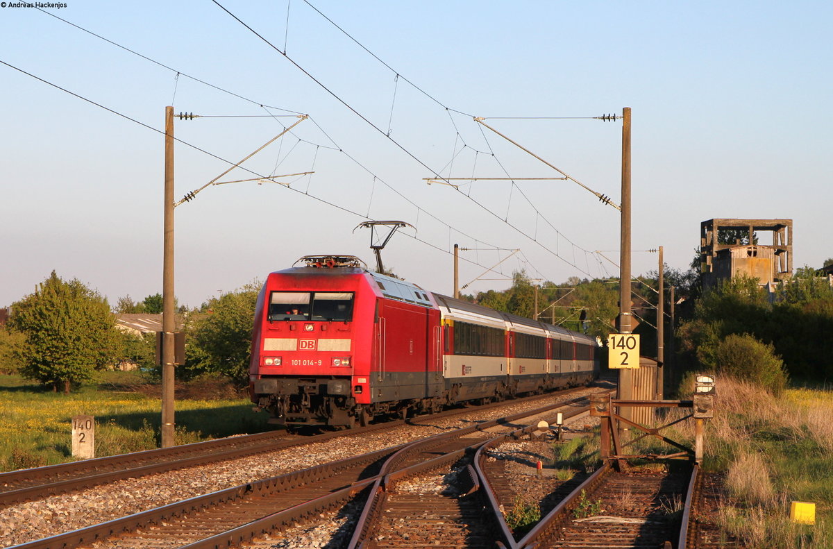 101 014-9 mit dem IC 180 (Zürich HB-Stuttgart Hbf) bei Mühlhausen 5.5.17. Das Bild entstand hinter der Sh2 Tafel des Anschlusses.