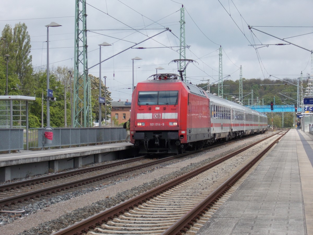 101 014 bei der Einfahrt mit dem IC 2377,Binz-Frankfurt/Main Hbf,am 10.Mai 2014,Bergen/Rügen.