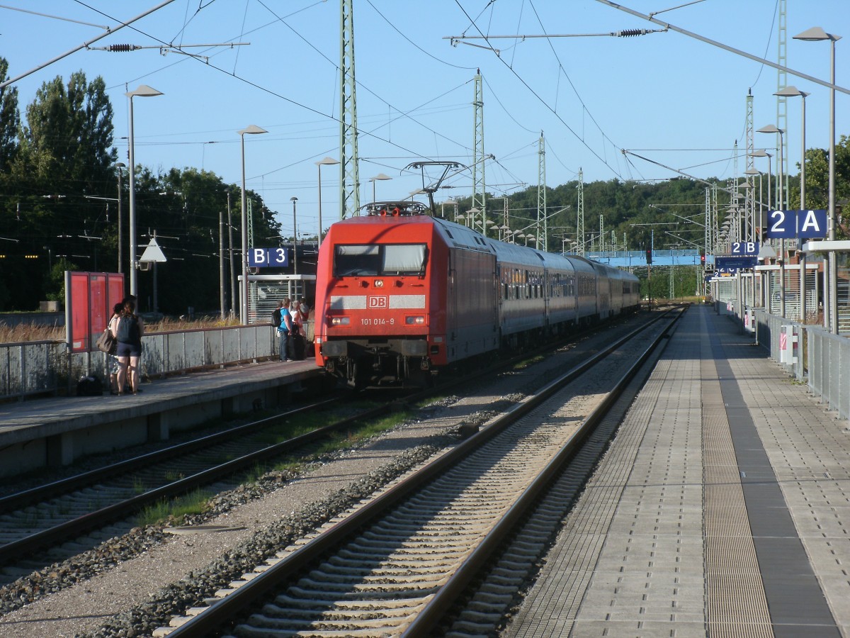 101 014 brachte,am 20.Juli 2013,den Nachtzug CNL 1250 Binz-Z�rich nach Bergen/R�gen.