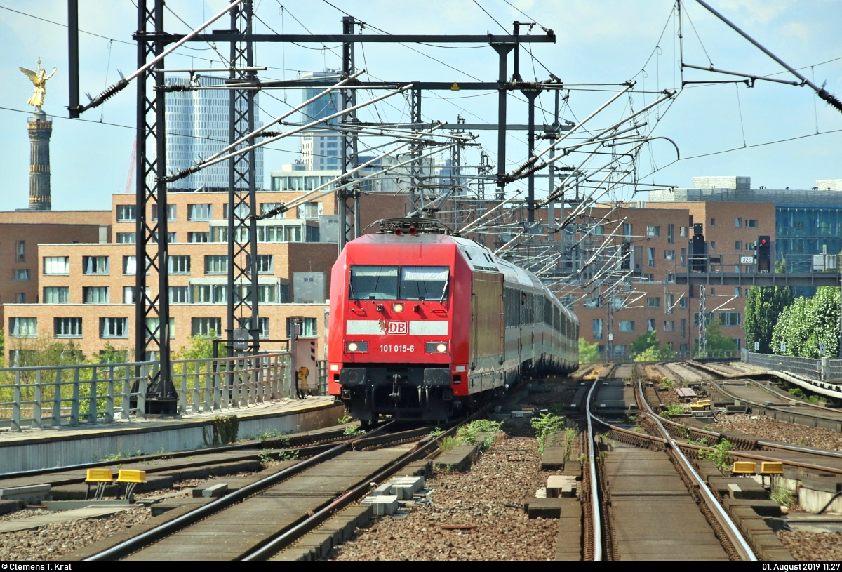 101 015-6 als IC 245 (Linie 77) von Amsterdam Centraal (NL) nach Berlin Ostbahnhof (D) erreicht, unterhalb der Siegessäule, Berlin Hbf abweichend auf Gleis 11.
Aufgenommen am Ende des Bahnsteigs 13/14.
[1.8.2019 | 11:27 Uhr]