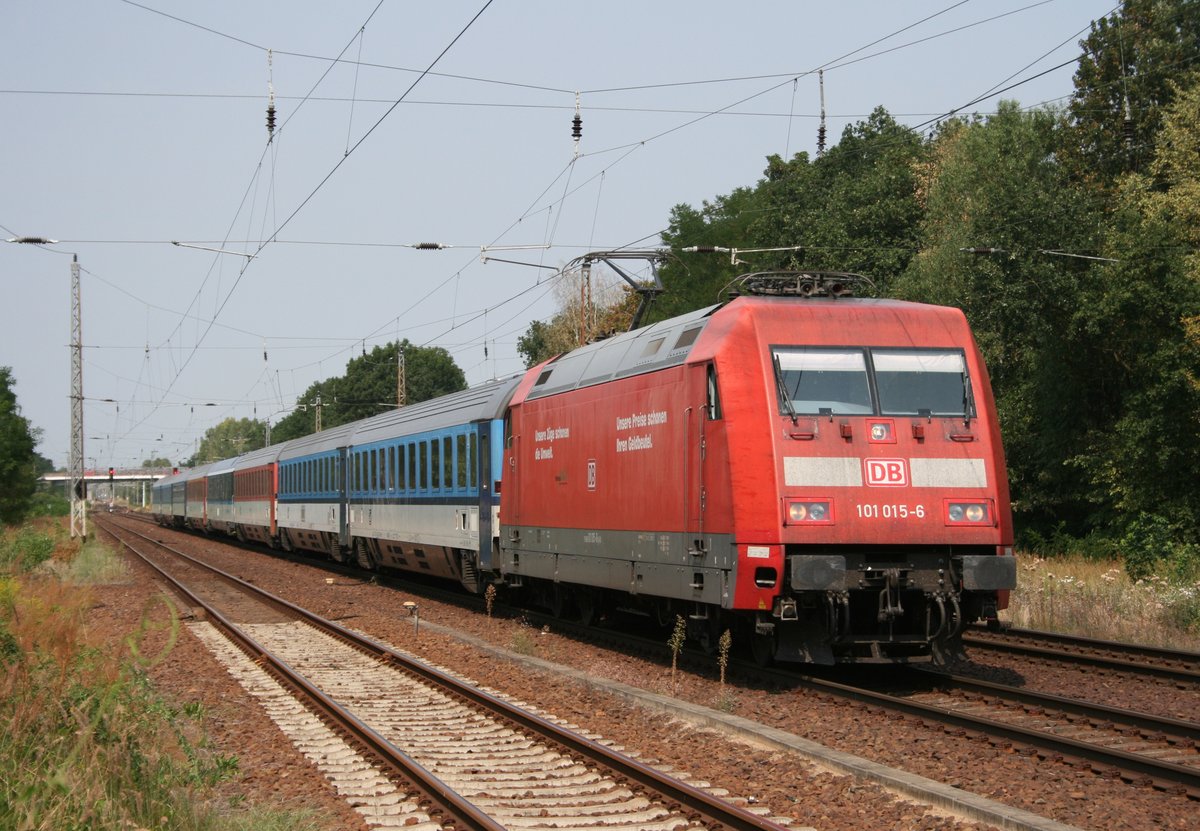 101 015 mit EC 177 (Berlin Hbf–Bratislava) am 12.08.2015 in Baruth (Mark), aufgenommen vom nrdlichen Bahnsteigende