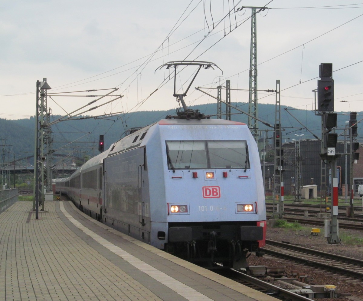 101 016-4  DERTOUR  zieht am 26. August 2013 IC 2207 in den Bahnhof Saalfeld.
