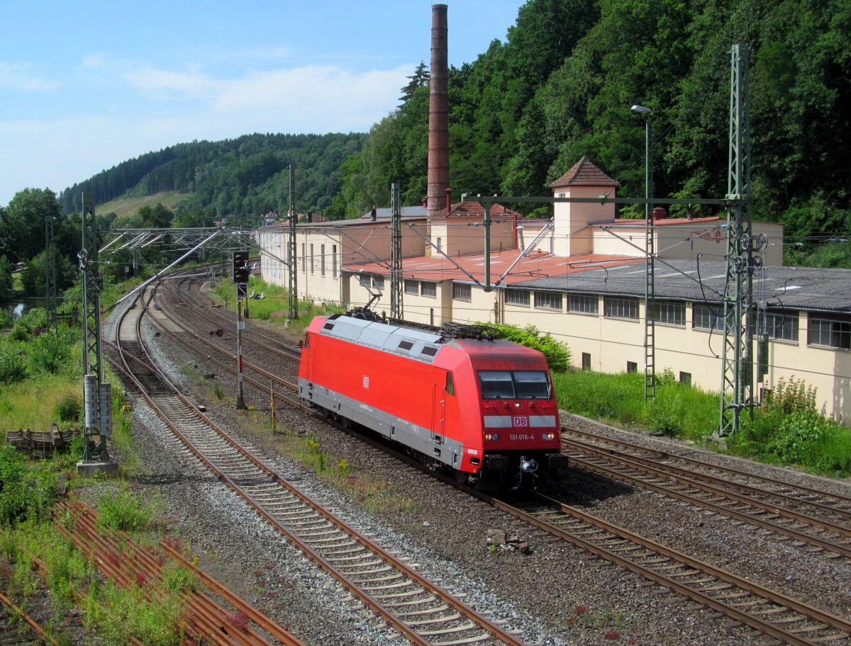 101 016-4 durchfährt am 04. Juli 2014 solo Kronach in Richtung Probstzella.