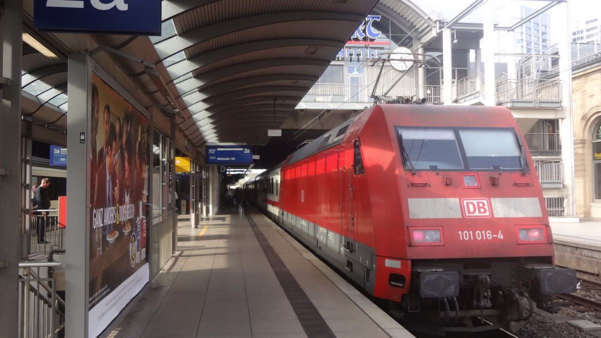 101 016 legt hier mit ihrem IC2250 ihren letzten Zwischenhalt auf der Fahrt nach Wiesbaden ein. Oktober 2014. 