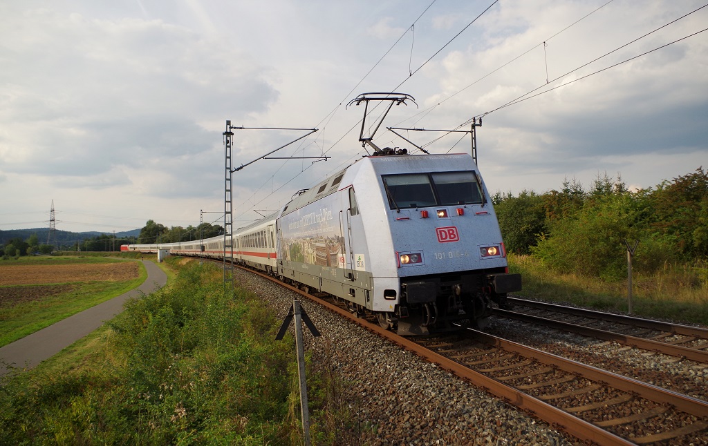 101 016 mit IC 2207 am 29.08.2013 in Gundelsdorf gen Kronach. 