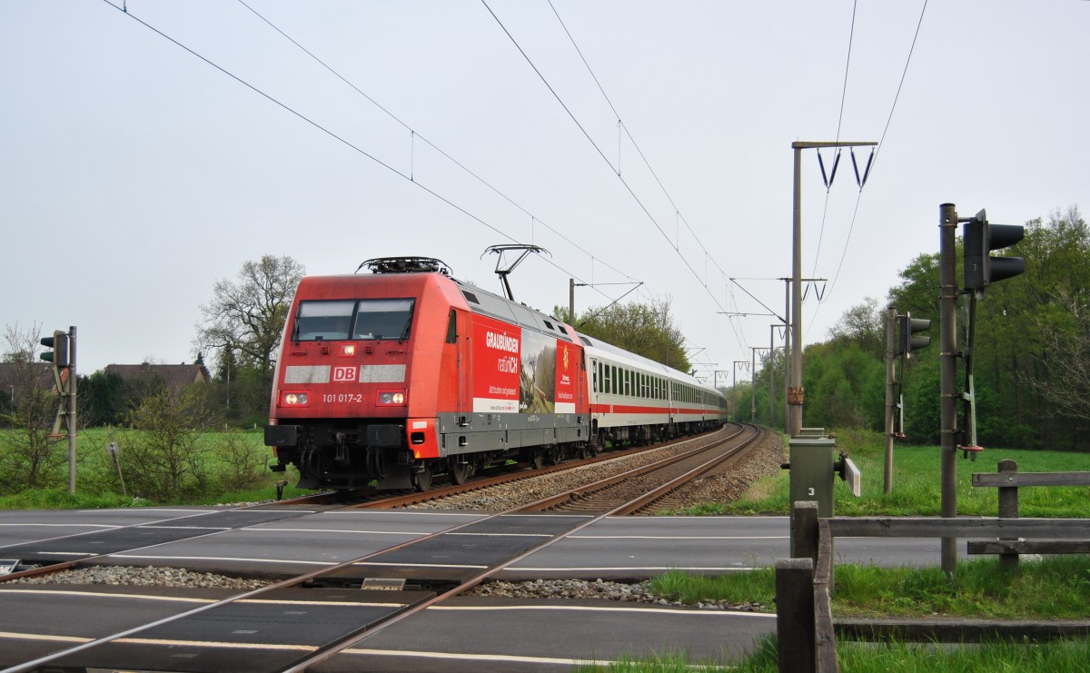 101 017-2 fuhr am 26.04.2014 mit dem IC 1936 von Emden nach Köln, hier in Eisinghausen bei Leer.