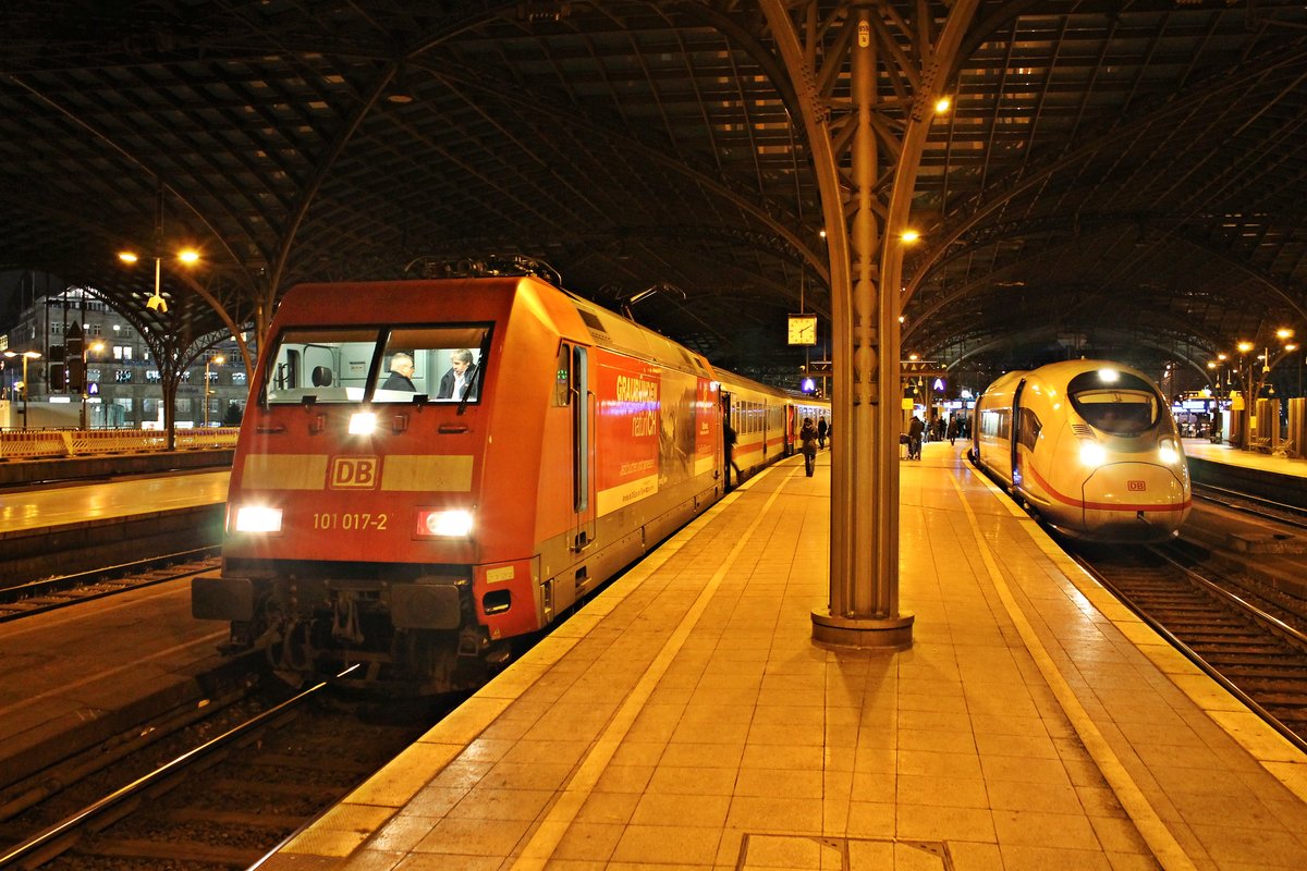 101 017-2  Graubünden natürliCH  am 05.01.2015 beim Zwischenhalt im Kölner Hauptbahnhof. Rechts daneben stand 407 512-3 zusammen mit 407 510-7 als ICE 516 (München Hbf - Dortmund Hbf).