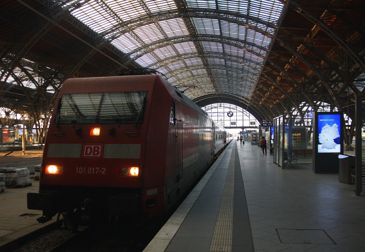 101 017-2  Graubünden natürliCH   steht mit einem IC 2151 von Düsseldorf-Hbf nach Leipzig-Hbf.
Aufgenommen im Leipziger-Hbf in der Abendstimmung am Abend vom 15.7.2015.