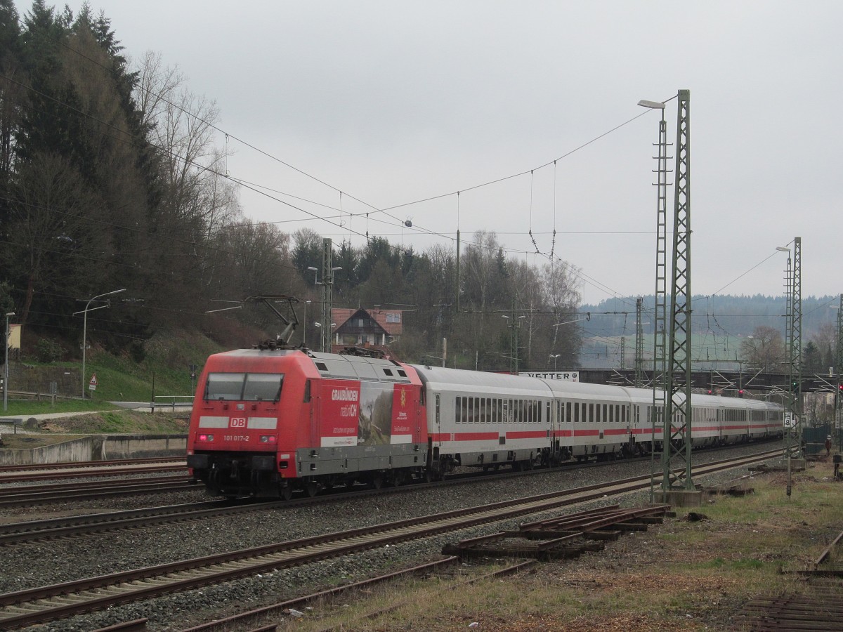101 017-2  Graubünden  schiebt am 23. März 2014 den IC 2208 durch Kronach in Richtung Saalfeld.
