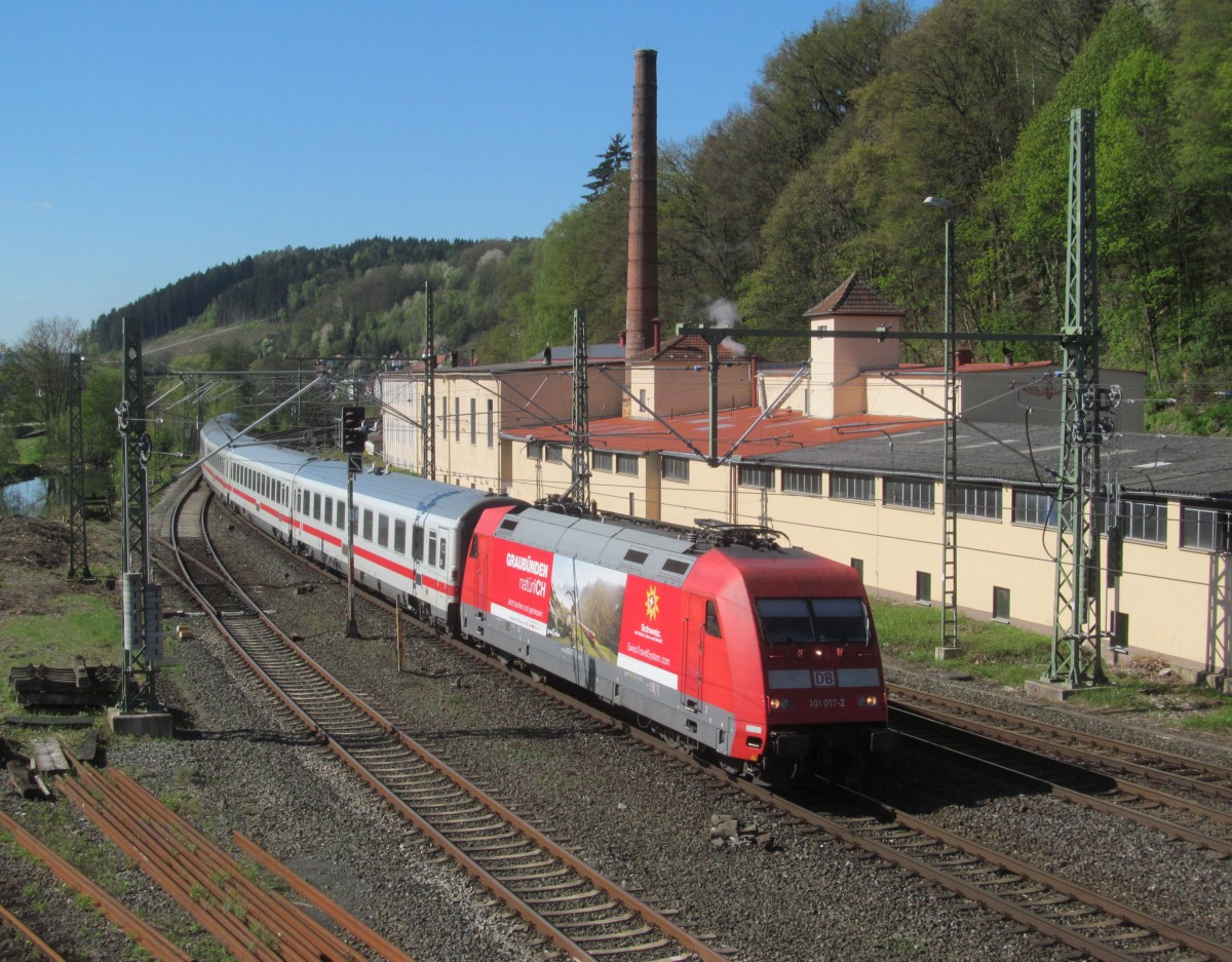 101 017-2  Graubünden  zieht am 17. April 2014 den IC 2208 durch Kronach.