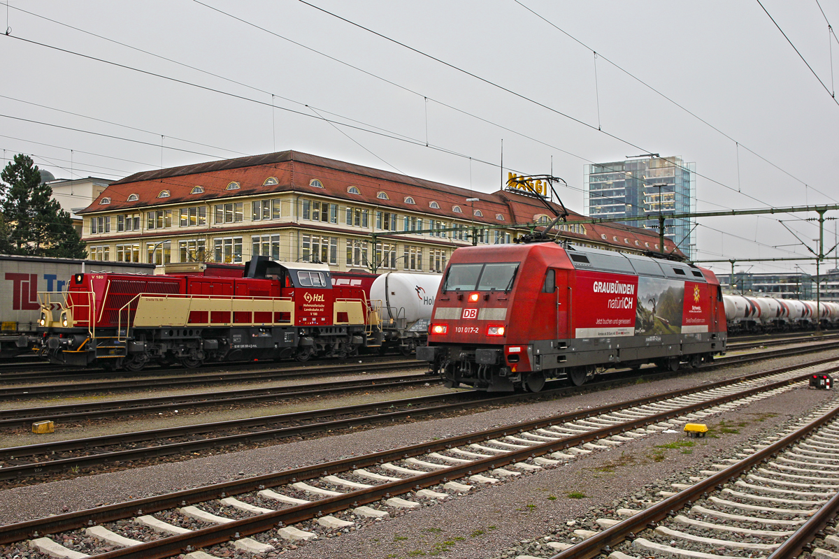 101 017-2 rangiert vor dem Maggi Werk im Bf Singen,ebenfalls ist die V180 der HZL mit einem Ganzzug gerade eingetroffen.Bild 30.10.2014