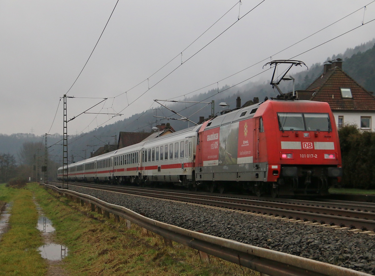 101 017-2 schiebt einen IC in Richtung Bad Hersfeld. Aufgenommen in Ludwigsau-Friedlos am 14.12.2014.