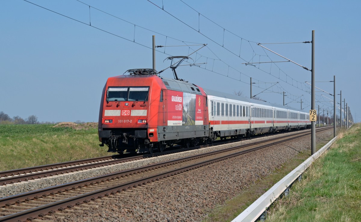101 017 bespannte am 15.04.15 den IC 2443 von Köln nach Dresden. Hier durchfährt sie auf dem Weg nach Halle(S) Braschwitz.