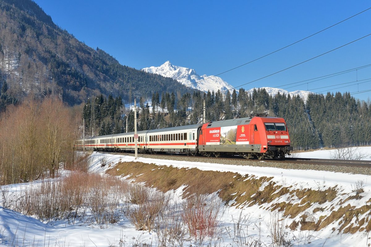 101 017 mit EC 217 am 07.02.2015 bei Bischofshofen. 
