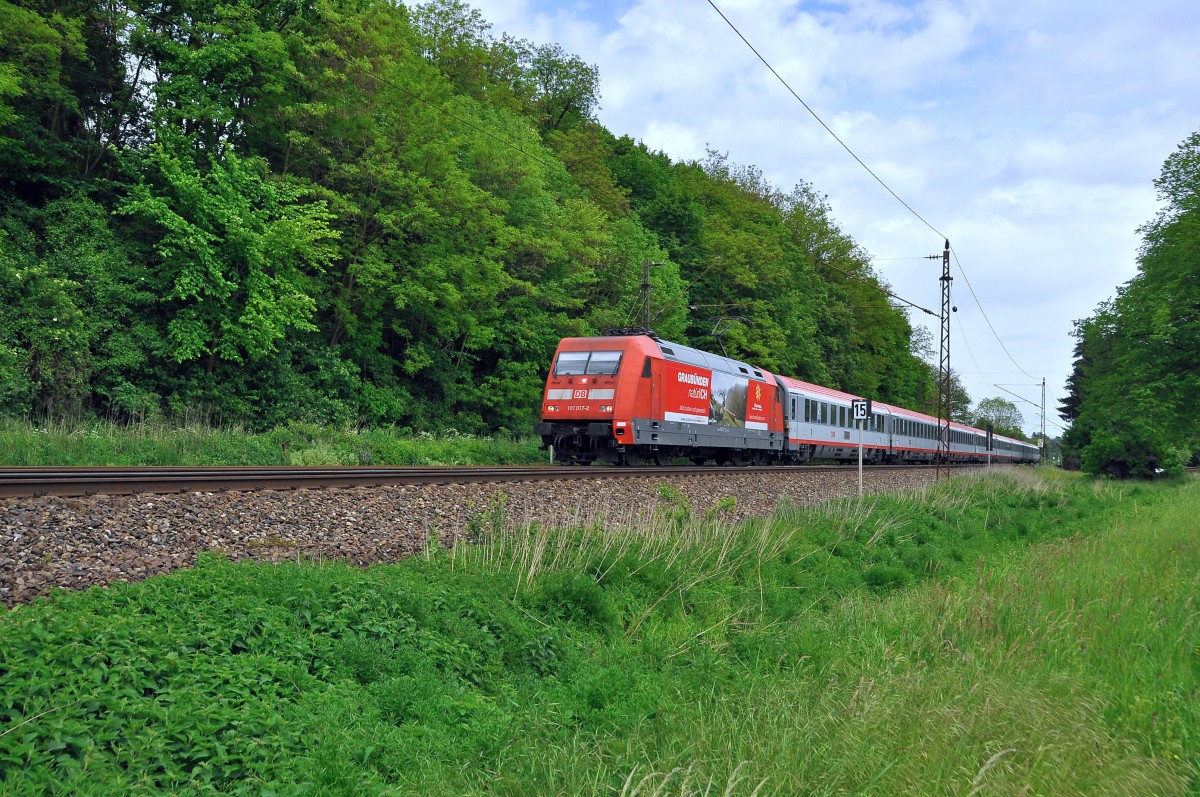 101 017 mit Werbung für Graubünden in der Schweiz kommt mit IC 118  aus Ulm und bringt ihn nach Stuttgart.(Ebersbach-Fils  10.5.2014)