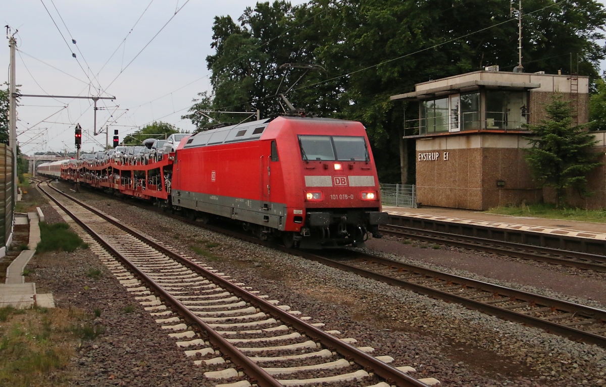 101 018-0 mit DB Autoreisezug in Fahrtrichtung Verden(Aller). Aufgenommen am 24.07.2015 in Eystrup.