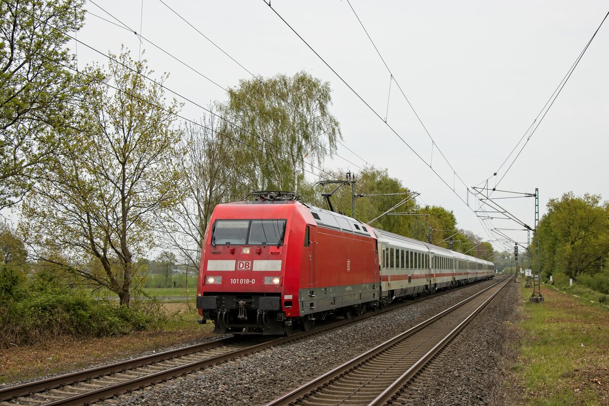 101 018-0 zieht den Intercity 2011 nach Stuttgart durch Nordbögge (29.04.2022)