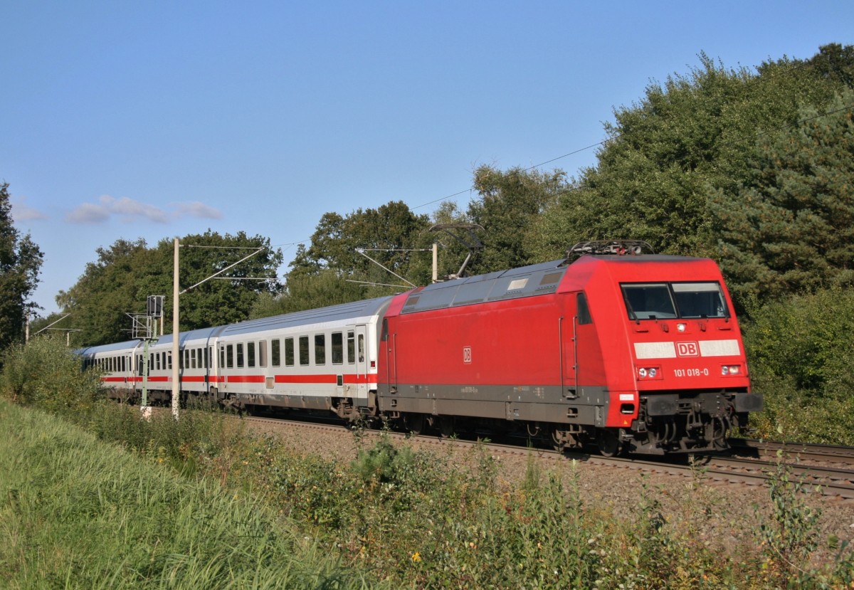 101 018 mit Umleiter-IC 2193  Wattenmeer  (Westerland [Sylt]–Gttingen) am 30.09.2013 in Klecken