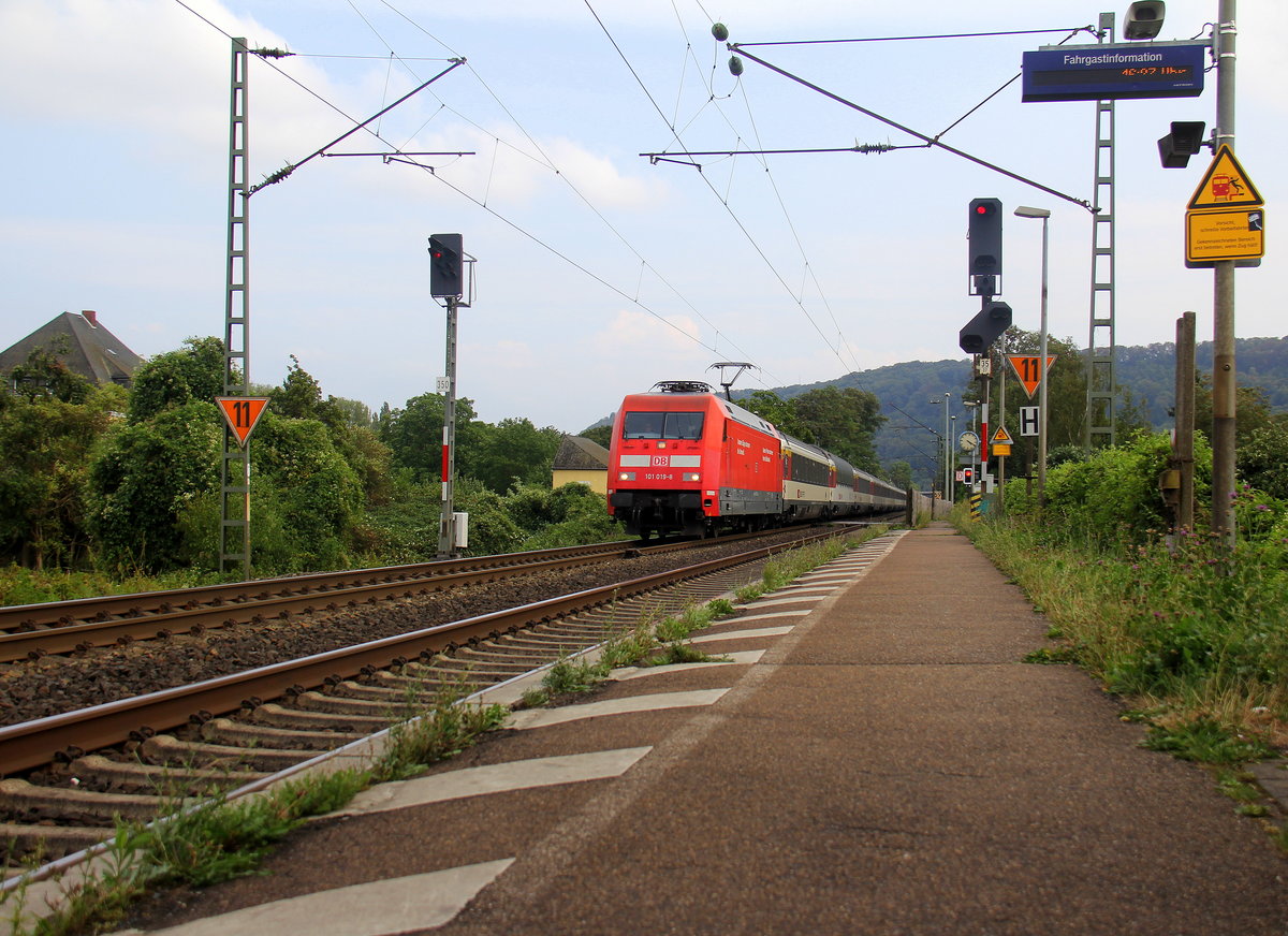 101 019-8 DB kommt mit einem EC8 aus Zürich-Hbf(CH) nach Hamburg-Altona(D) und kommt aus Richtung Koblenz und kommt durch Namedy in Richtung Bonn,Köln.
Aufgenommen vom Bahnsteig 2 in Namedy. 
Bei Sommerwetter am Nachmittag vom 17.8.2018.