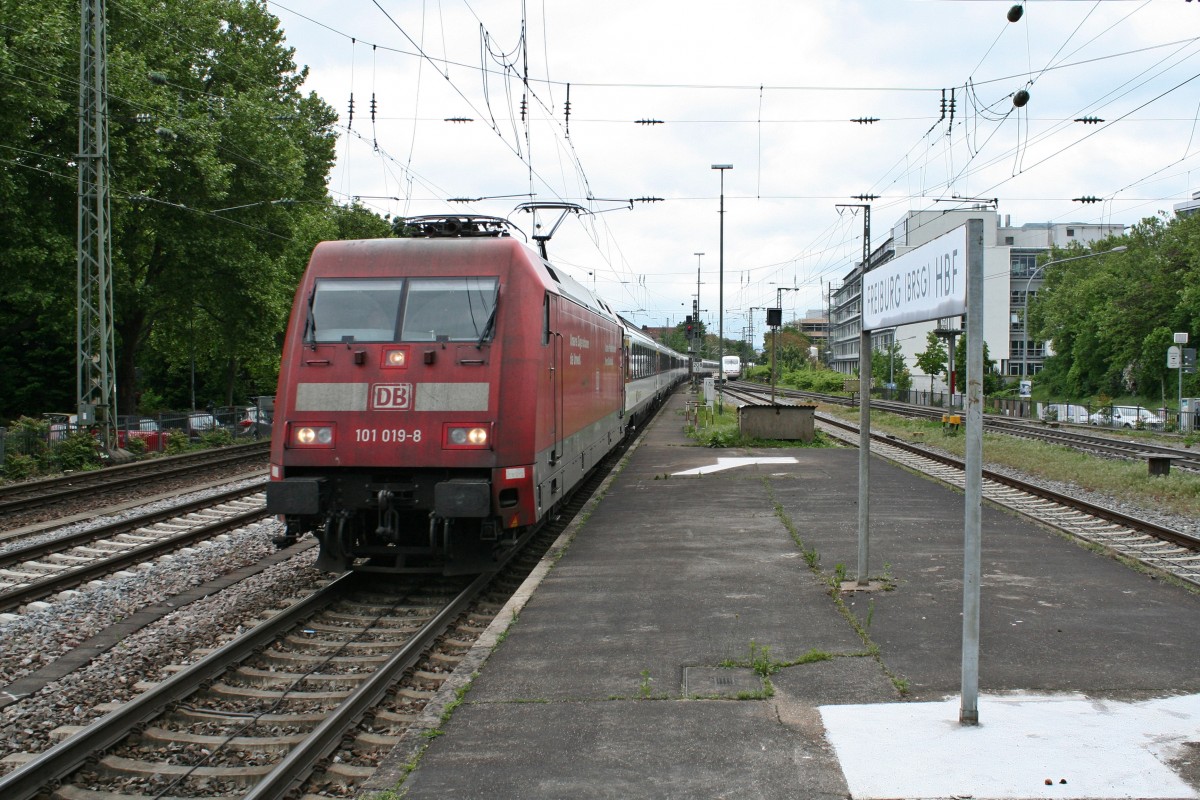 101 019-8 mit dem EC 9 auf der Fahrt von Hamburg-Altona nach Zrich HB/Chur HB (Kurswagen) am Nachmittag des 03.05.14 bei der Einfahrt in Freiburg (Breisgau) Hbf.
