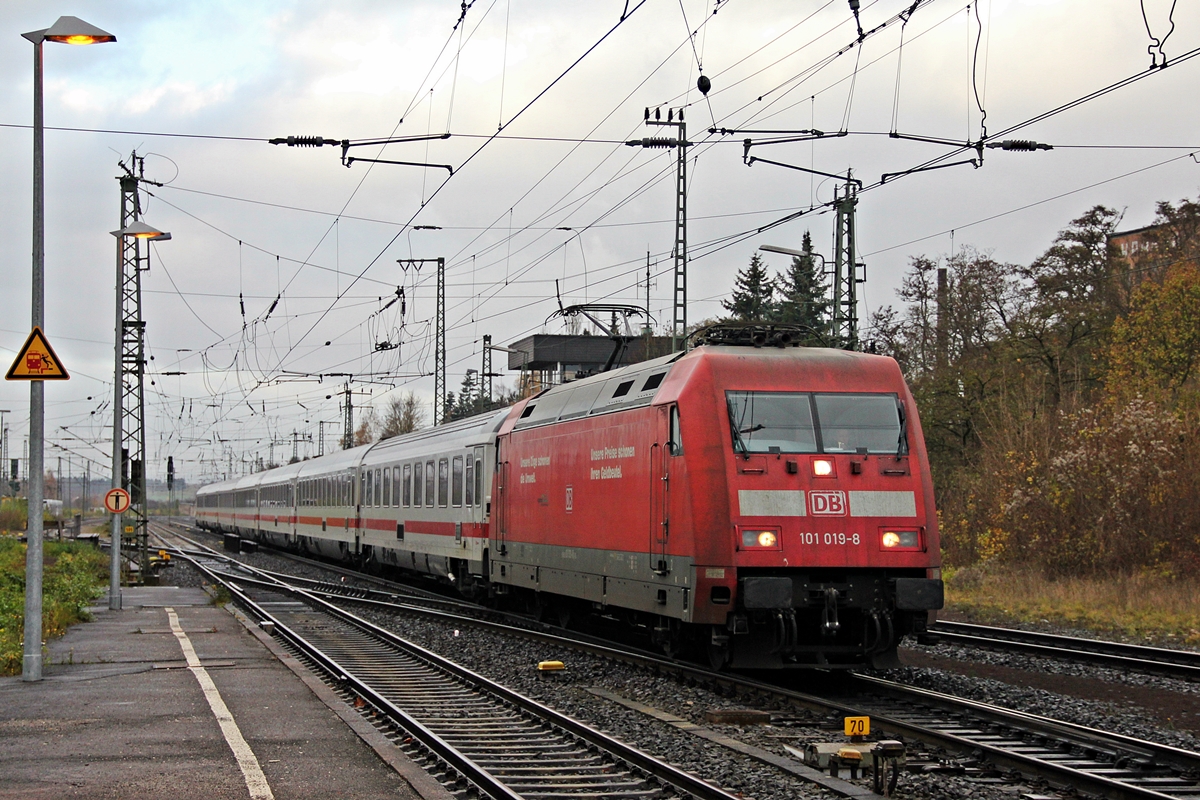 101 019-8 mit dem IC 2359 aus Kln nach Berlin Gesundbrunnen kurz vor dem halt in Warburg (Westf). 24.11.2013