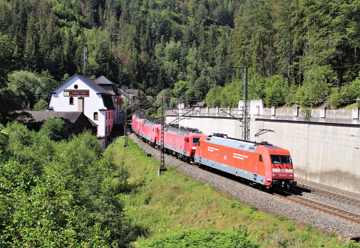 101 019 fuhr am 30.07.20 den (Fbz27922) mit 120 108,113,114,143 und 157 von München nach Leipzig zum Stillstandsmanagement. Hier ist der Zug zwischen Lauenstein und Probstzella zu sehen.