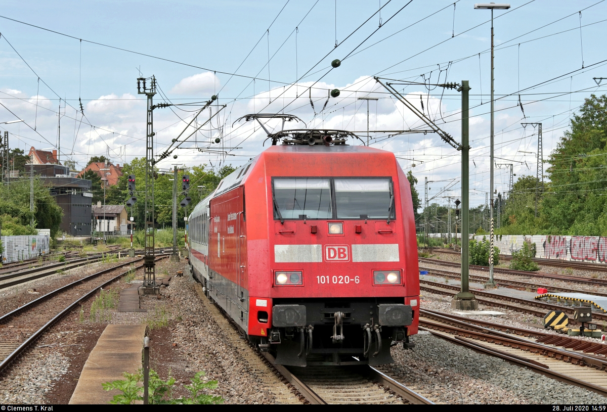 101 020-6 als umgeleiteter IC 2267 (Linie 60) von Karlsruhe Hbf nach München Hbf durchfährt den Bahnhof Ludwigsburg auf Gleis 4.
Aufgenommen am Ende des Bahnsteigs 4/5.
[28.7.2020 | 14:59 Uhr]