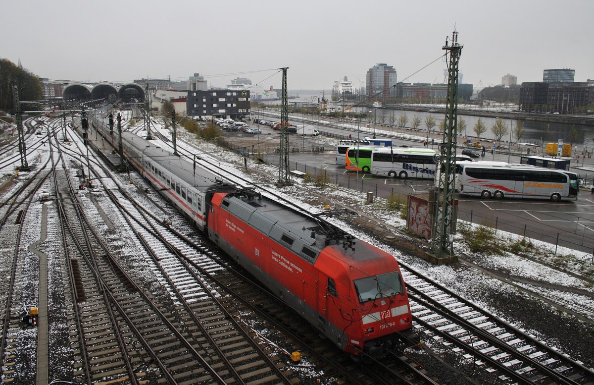 101 020-6 drückt am 26.4.2016 den IC2224 aus Köln Hbf. in den Endbahnhof Kiel.